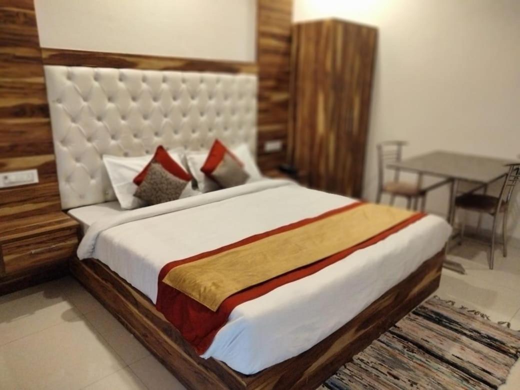 Zirakpur Hotel D Plaza מראה חיצוני תמונה