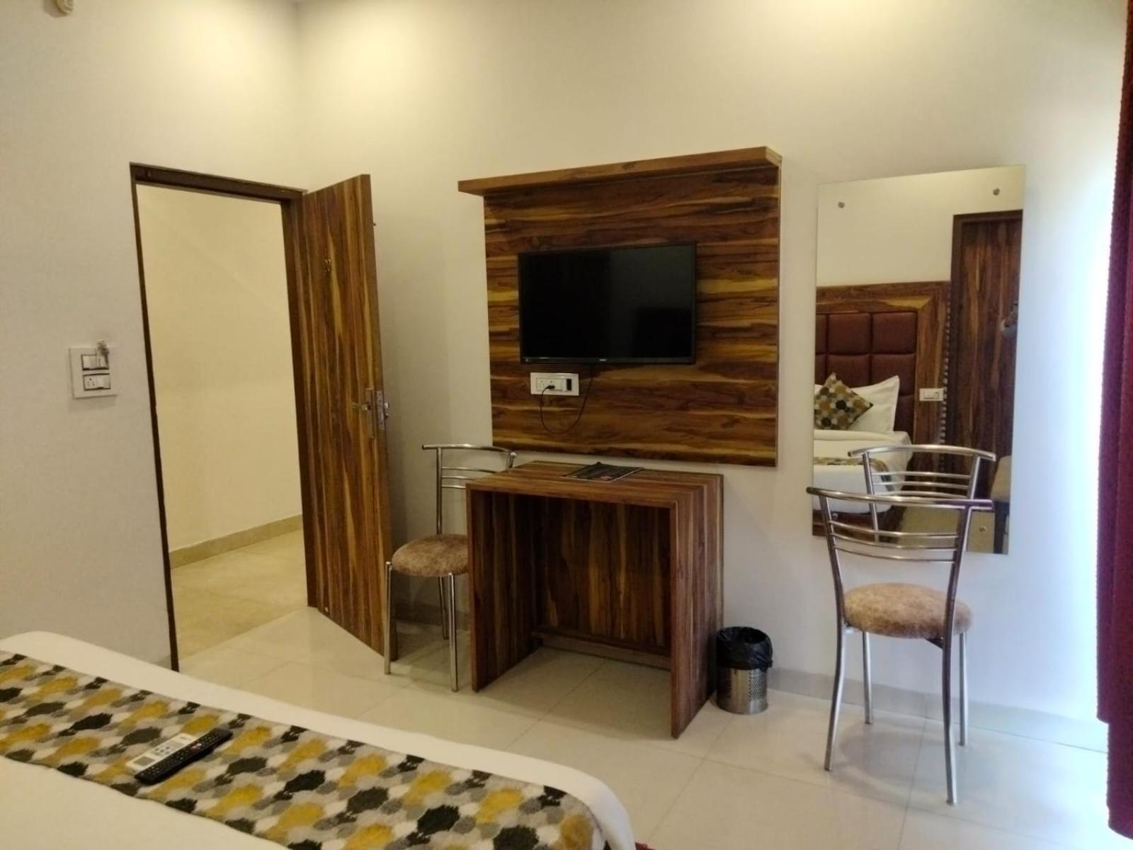 Zirakpur Hotel D Plaza מראה חיצוני תמונה